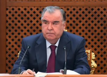 Эмомали Рахмон уволил главу суда за конфликт с пограничником