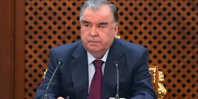 Эмомали Рахмон уволил главу суда за конфликт с пограничником
