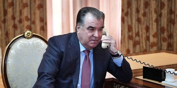 Эмомали Рахмон провёл телефонный разговор с председателями ряда городов и районов страны
