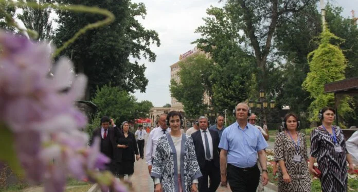В Худжанде состоялся первый аудиоспектакль-променад
