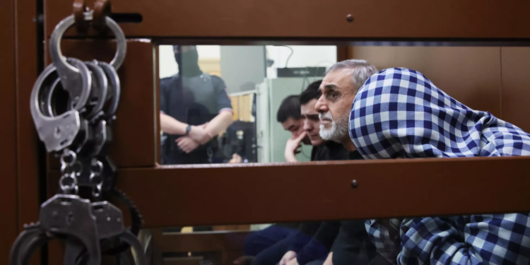 Еще троим уроженцам Таджикистана, подозреваемым в нападении на «Крокус», продлили арест