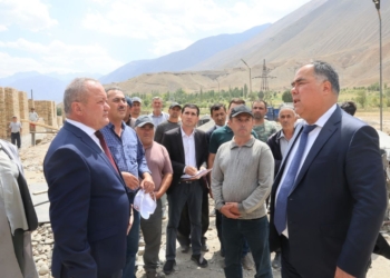 Глава Согдийской области проверил строительство жилья в пострадавшем от наводнения селе