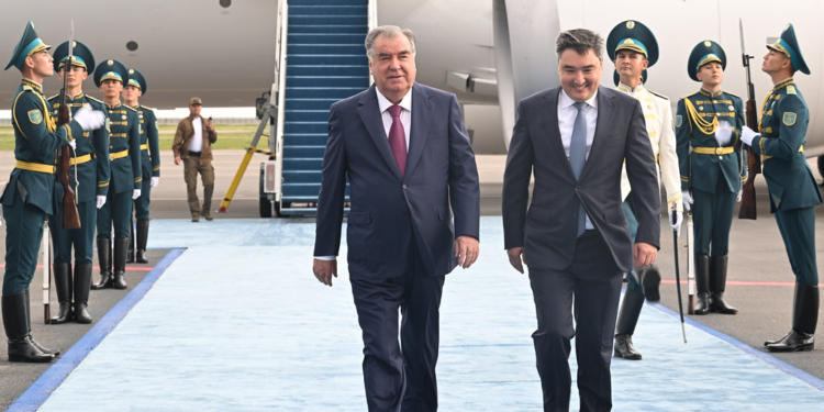 Начало рабочего визита Эмомали Рахмона в Республику Казахстан