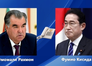 Эмомали Рахмон провел телефонную беседу с Премьер-министром Японии Фумио Кисидой