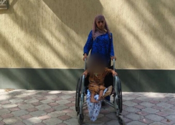 Жительница района Шахринав использовала свою дочь для попрошайничества
