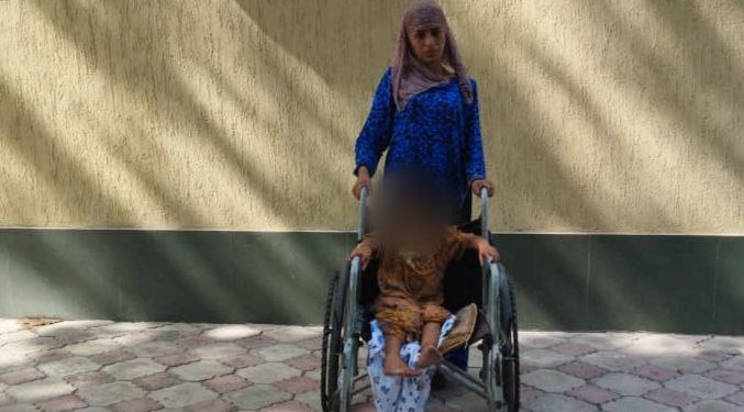 Жительница района Шахринав использовала свою дочь для попрошайничества