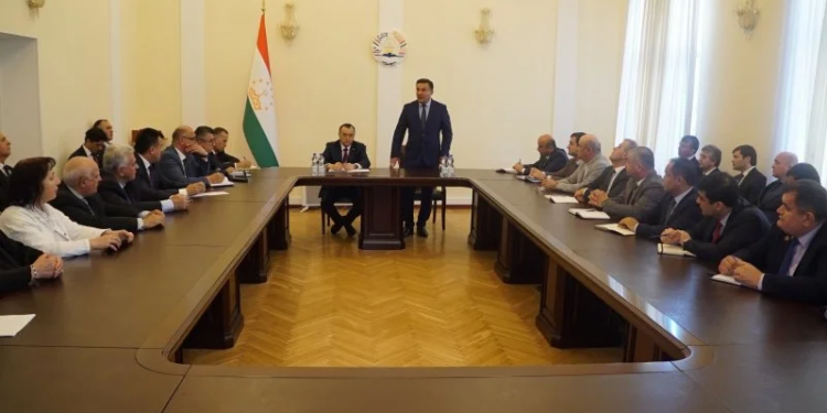 Абдурахмон Аламшозода встретился с сотрудниками Посольства и представителями министерств и ведомств Таджикистана в России