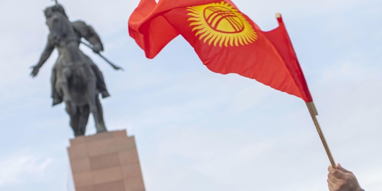Гражданам Киргизии рекомендовали временно воздержаться от поездок в Россию