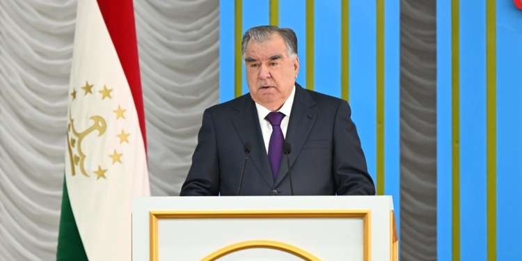 Выступление Эмомали Рахмона на встрече со строителями Рогунской гидроэлектростанции