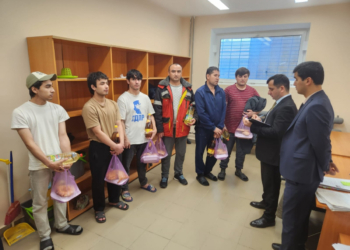 Представители посольства Таджикистана навестили таджикских мигрантов в центре временного содержания в Сахарово