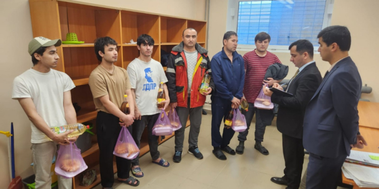 Представители посольства Таджикистана навестили таджикских мигрантов в центре временного содержания в Сахарово