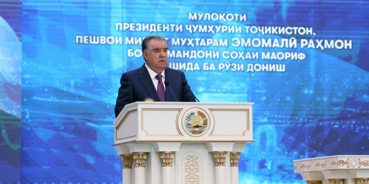 Эмомали Рахмон поручил разработать закон о статусе учителей