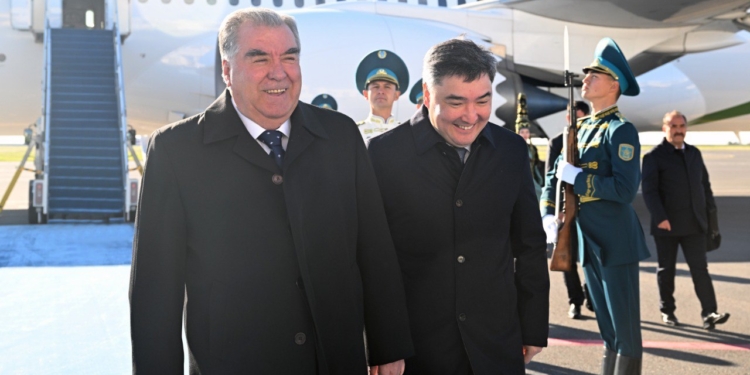 Эмомали Рахмон прибыл в Астану