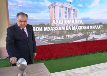 Эмомали Рахмон заложил первый камень нового молодежного центра в Данғара