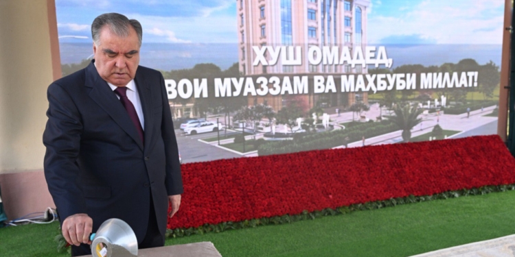 Эмомали Рахмон заложил первый камень нового молодежного центра в Данғара