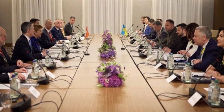 Украина борется за справедливый мир, а что выбирает Россия?