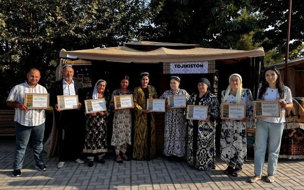 Согдийские ремесленницы получили дипломы Международного фестиваля атласа и адраса в Маргилане
