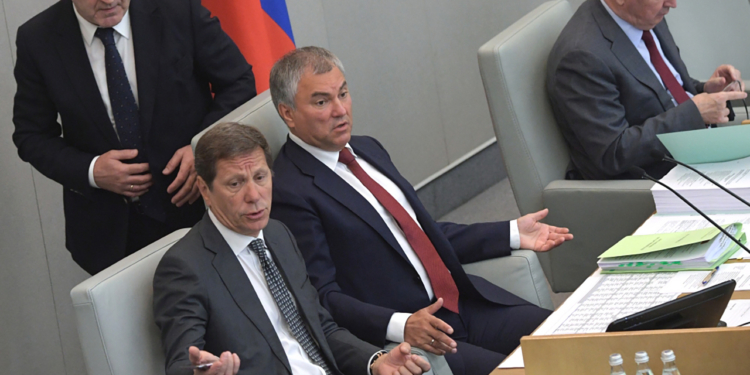 Володин анонсировал законопроект о запрете мигрантам привозить семьи в Россию