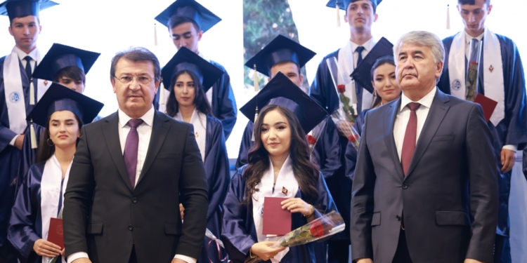 Более 1400 студентов Таджикистана окончили вузы в 2023-2024 учебном году с отличием