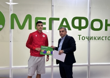 Футболисты сборной Таджикистана получили SIM-карты с золотыми номерами