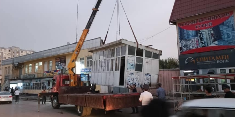 В Бохтаре убрали 10 незаконных торговых точек: полиция борется с беспорядками у рынков