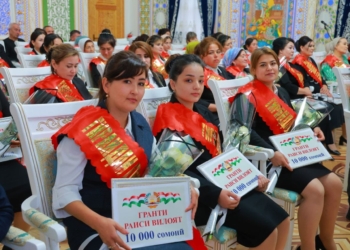 В Согдийской области 60 женщинам-ремесленницам вручены гранты