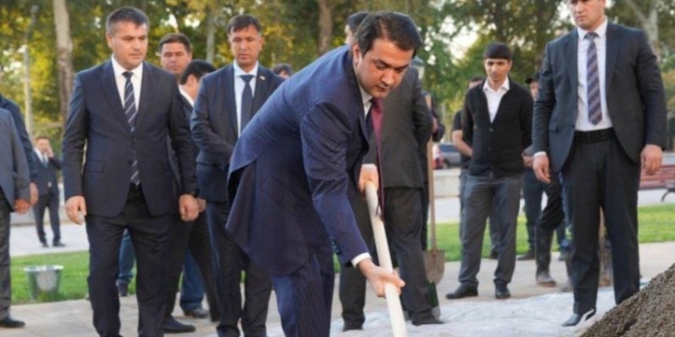 Рустами Эмомали принял участие в акции по посадке деревьев во дворе здания Парламента страны