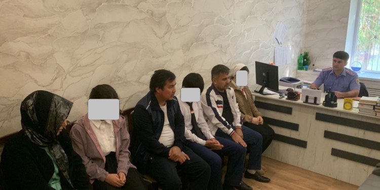 В Душанбе трое школьников задержаны за употребление электронного кальяна в школе