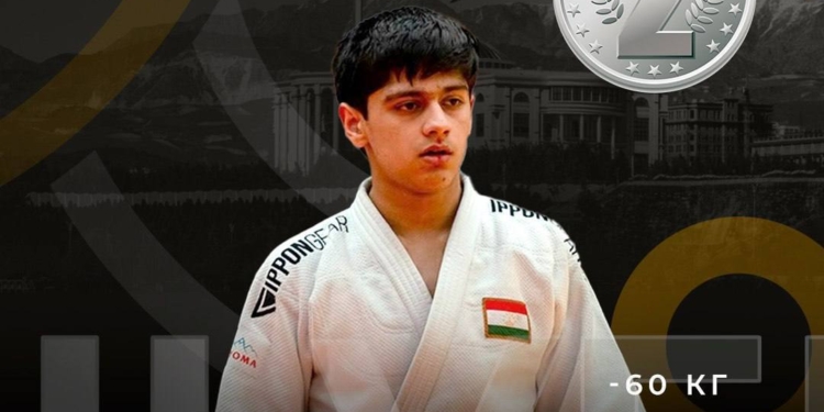 Таджикский спортсмен Лоик Кудбиддинов завоевал серебро на молодежном чемпионате мира по дзюдо в Душанбе