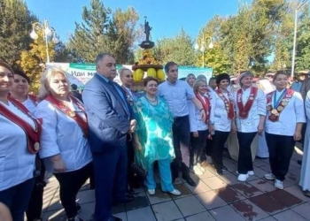 Кондитеры СНГ установили мировой рекорд, испекли торт высотой более двух метров