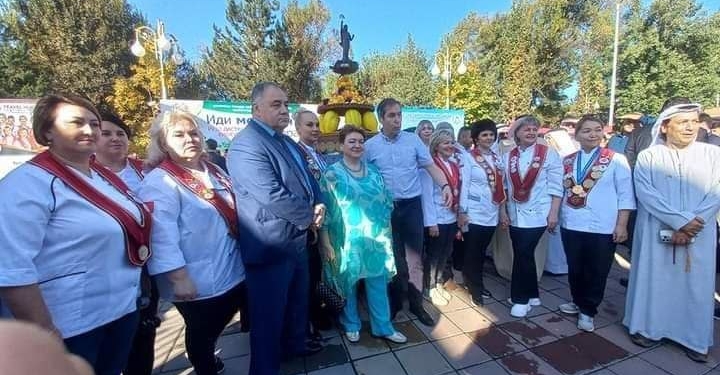 Кондитеры СНГ установили мировой рекорд, испекли торт высотой более двух метров