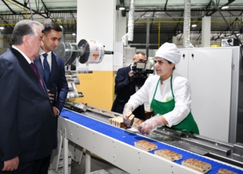 Эмомали Рахмон открыл новую кондитерскую фабрику в районе Рудаки