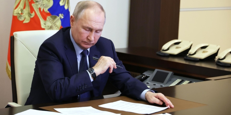 Путин подписал законы об ужесточении миграционной политики в России