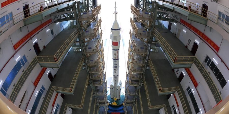 Китай успешно запустил пилотируемый космический корабль «Шэньчжоу-19» для выполнения шестимесячной миссии