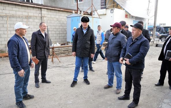 В Пенджикенте бурят скважину для улучшения водоснабжения села Ёри