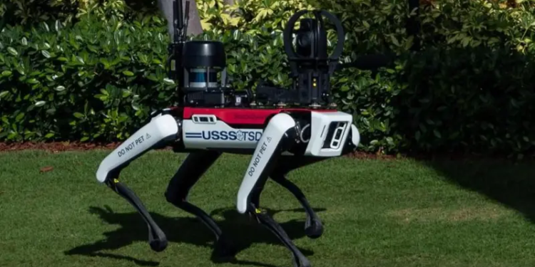 Резиденцию Трампа в Мар-а-Лаго начали охранять роботы Boston Dynamics