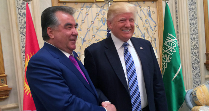 Эмомали Рахмон поздравил Дональда Трампа с победой на выборах президента США