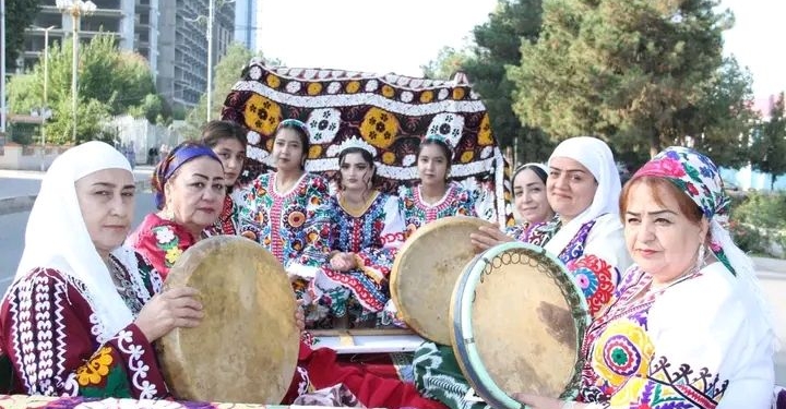 В Кулябе прошел фестиваль национальной одежды