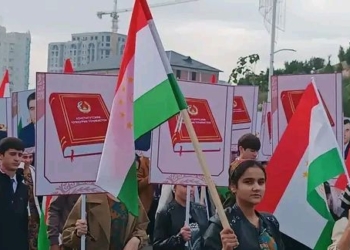 В Бохтаре состоялось праздничное шествие по случаю Дня Конституции