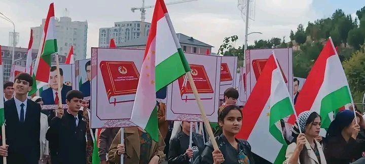 В Бохтаре состоялось праздничное шествие по случаю Дня Конституции