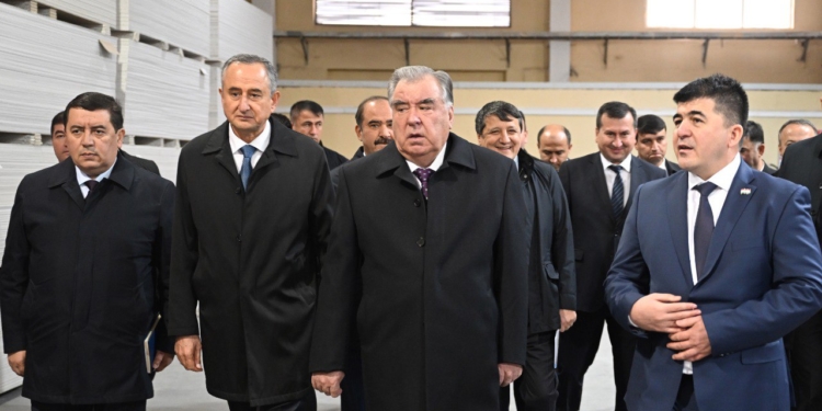 Президент Таджикистана открыл новый завод по производству армстронга в Хатлонской области