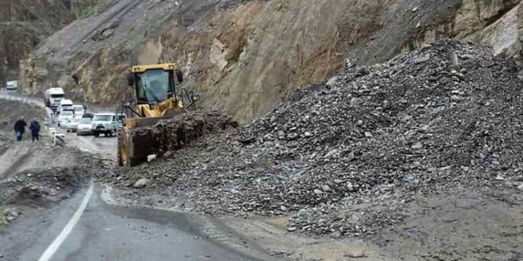 В Дарвазе сошли сель и камнепад, дорога закрыта