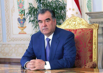 Эмомали Рахмон поздравил таджикистанцев с Днем флага