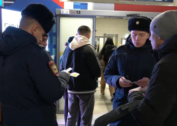 В Челябинске пассажирам международного рейса вручили повестки в военкомат