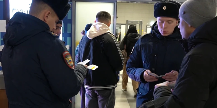 В Челябинске пассажирам международного рейса вручили повестки в военкомат