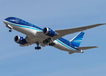 Самолет Azerbaijan Airlines , летевший в Россию, экстренно вернулся в Баку
