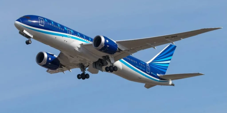 Самолет Azerbaijan Airlines , летевший в Россию, экстренно вернулся в Баку