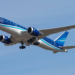 Самолет Azerbaijan Airlines , летевший в Россию, экстренно вернулся в Баку