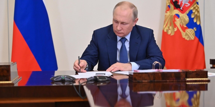 Путин запретил принимать детей мигрантов в школы РФ без знания русского языка