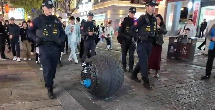 Робот-полицейский в виде колеса появился в центре города Вэньчжоу